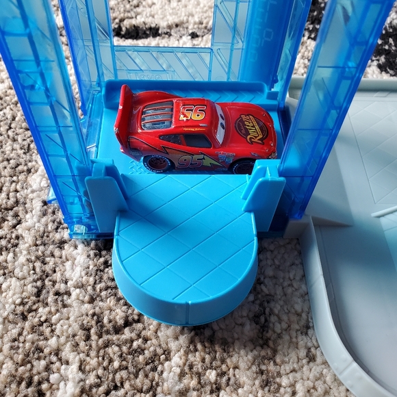 Disney Pixar Cars Piston Cup Garage Playset and 3 Pixar Cars - Picture 14 of 16